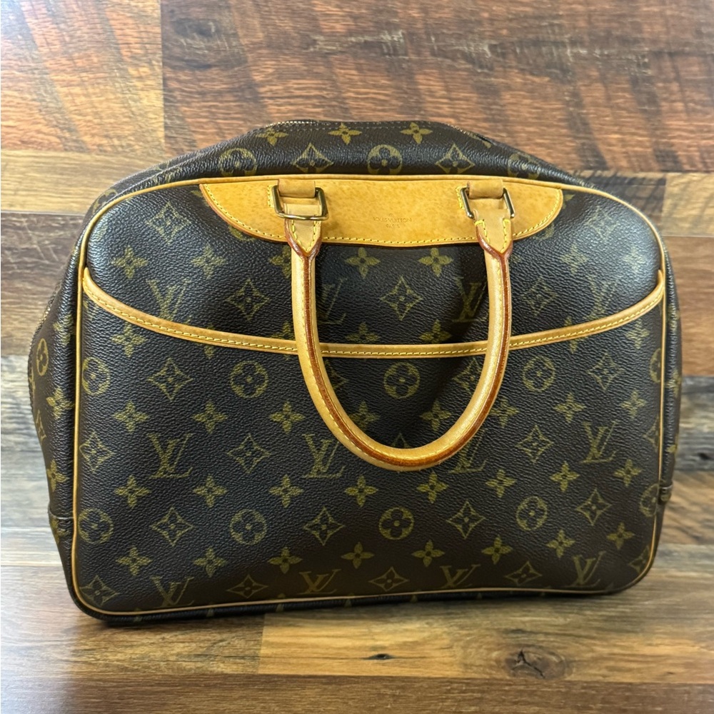 Authentic LOUIS VUITTON Deauville Monogram
Canvas Handbag